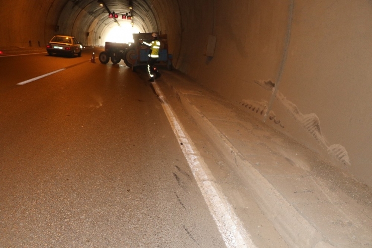 Otomobilin Çarptığı Traktörden Düşen Yolcu Ve Sürücü Yaralandı