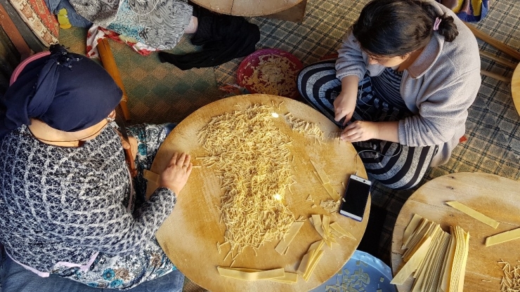 Kadınların İmece Usulü Kış Hazırlığı