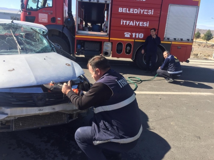 Kars’ta Tır Otomobile Çarptı: 2 Yaralı
