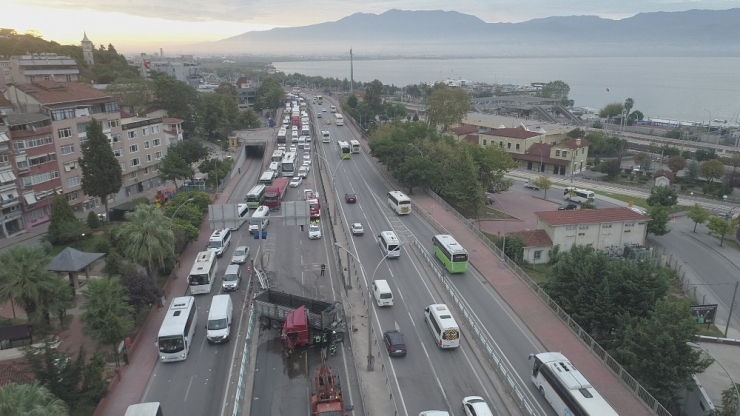 Kocaeli’de Makaslayan Tır D-100’ü Trafiğe Kapattı: 1 Yaralı