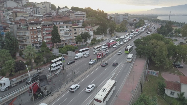 Kocaeli’de Makaslayan Tır D-100’ü Trafiğe Kapattı: 1 Yaralı