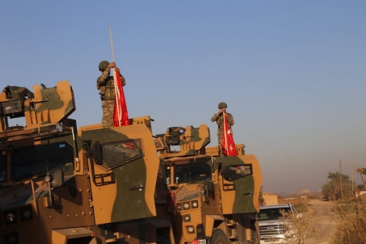 Msb: "Suriye’nin Kuzeyinde, Fırat’ın Doğusunda Güvenli Bölge Tesisi Faaliyetleri Kapsamında; Tsk Ve Abd Personeli, Kara Araçları Ve İha’ların İştirakiyle İkinci Müşterek Kara Devriyesine Akçakale Güneyinde, Suriye Tarafında