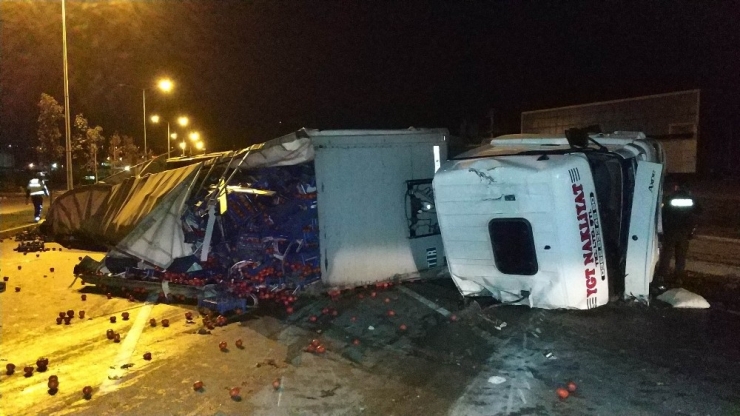 Samsun’da Üzüm Yüklü Tır Yola Devrildi: 1 Yaralı