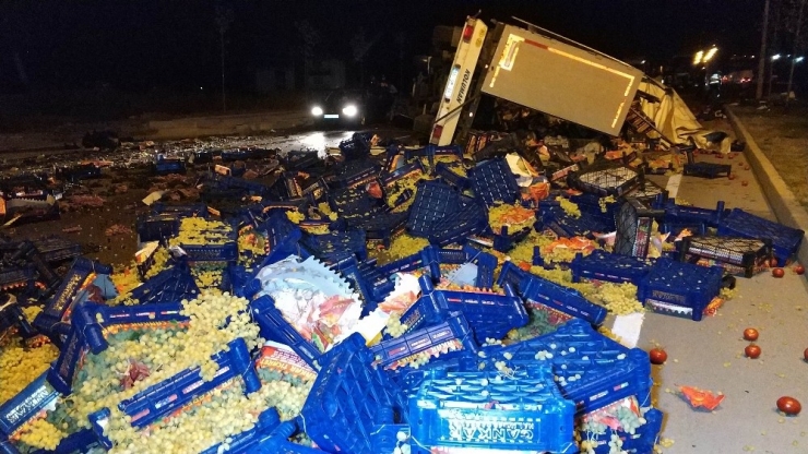 Samsun’da Üzüm Yüklü Tır Yola Devrildi: 1 Yaralı