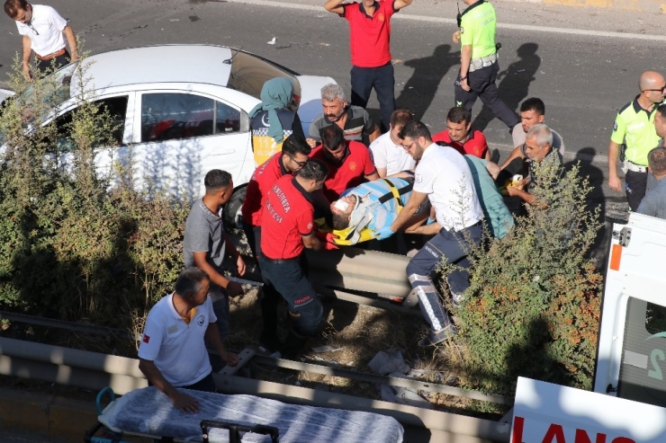 Otomobil İle Traktör Çarpıştı: 3 Yaralı