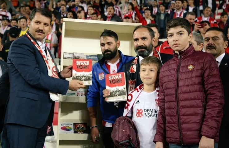 Sivassporlu Futbolculardan Kitap Kampanyasına Destek