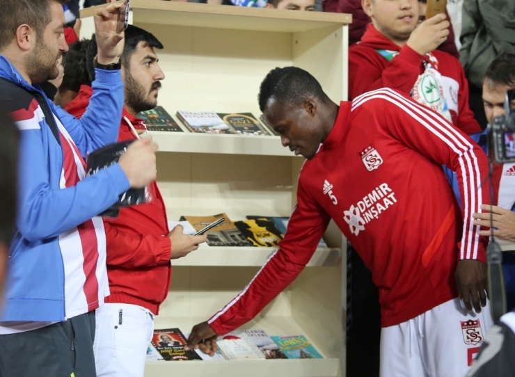 Sivassporlu Futbolculardan Kitap Kampanyasına Destek