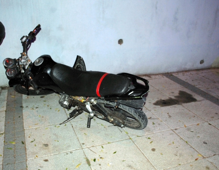 Motosikletli Otomobile Arkadan Çarptı