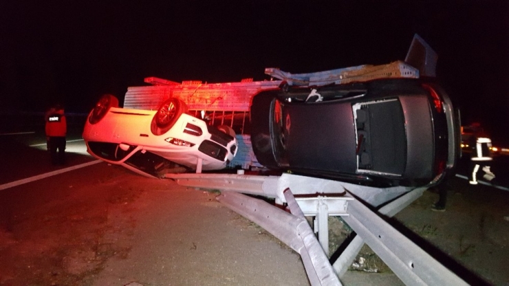 Otomobil Taşıyan Tır Devrildi, Sıfır Otomobiller Hasar Gördü