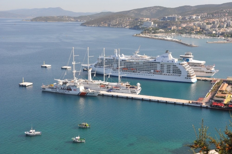 Kuşadası’na Üç Gemi İle 2 Bin 630 Turist Geldi