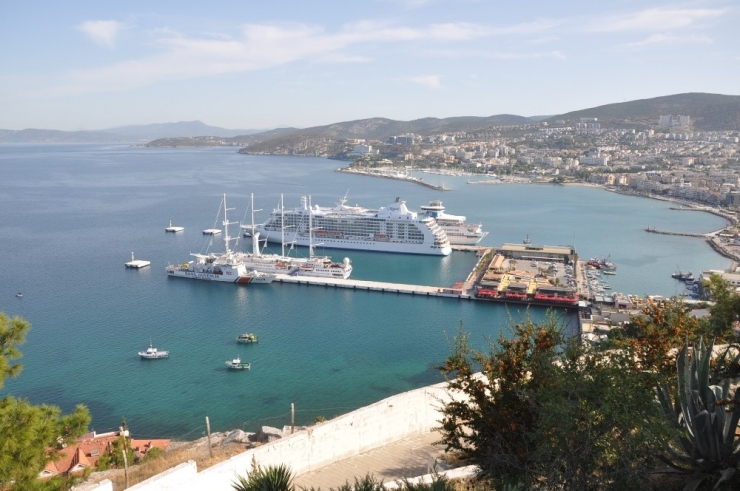 Kuşadası’na Üç Gemi İle 2 Bin 630 Turist Geldi