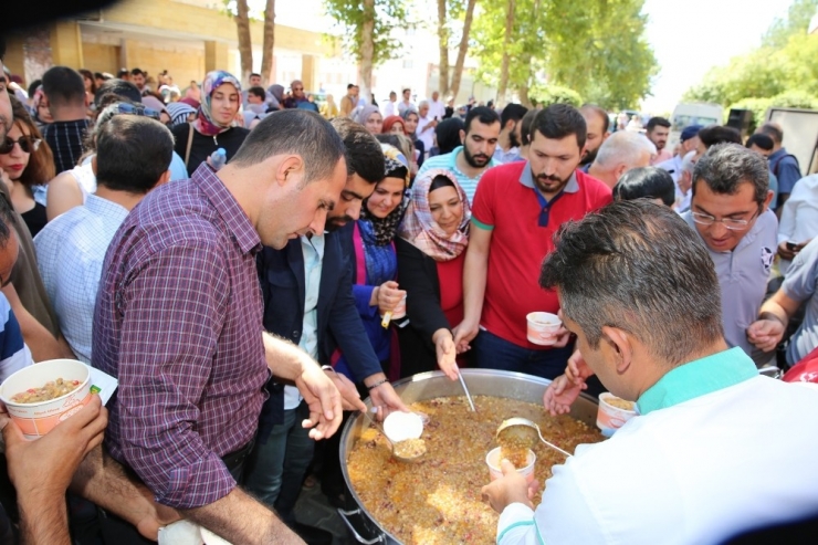 Üniversite Öğrencilerine Aşure İkramı