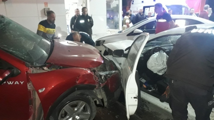 Kontrolden Çıkan Otomobil Benzin İstasyonuna Daldı: 2 Yaralı