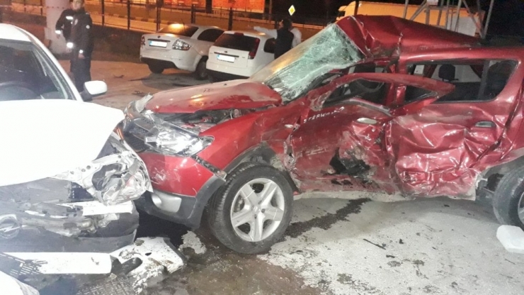 Kontrolden Çıkan Otomobil Benzin İstasyonuna Daldı: 2 Yaralı