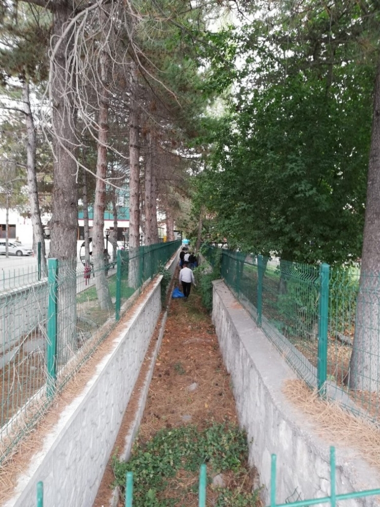 Şuhut’ta ’Dünya Temizlik Günü’ Dolayısıyla Temizlik Yapıldı