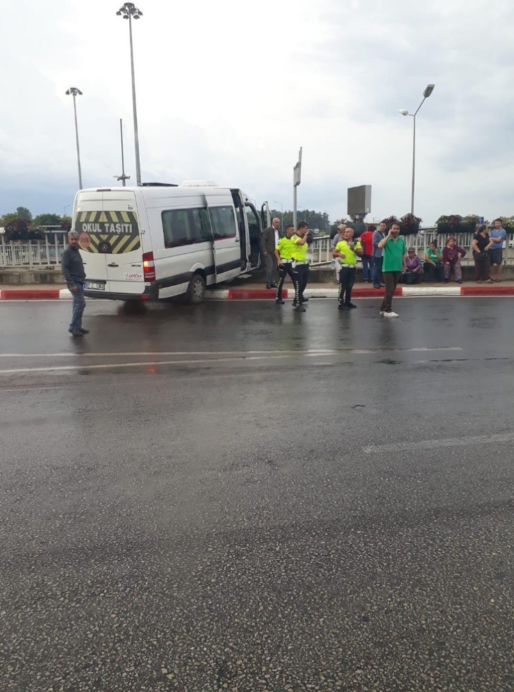 Servis Minibüsü Bariyer Sayesinde Aşağı Düşmekten Kurtuldu