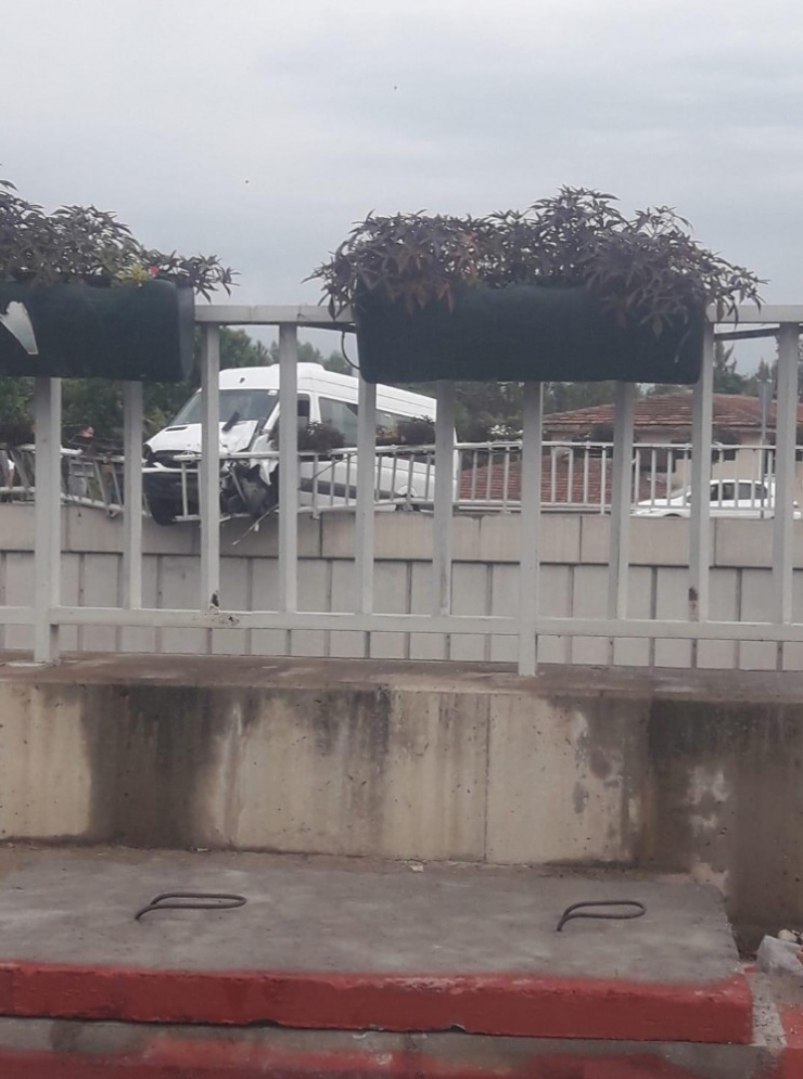 Servis Minibüsü Bariyer Sayesinde Aşağı Düşmekten Kurtuldu