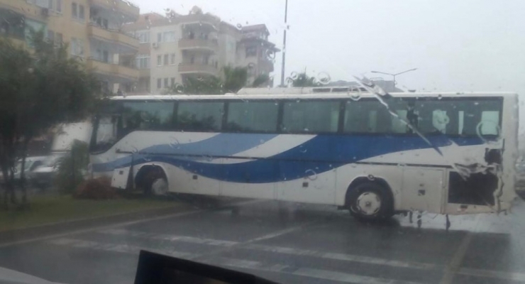 Alanya’da Yağış Kazalara Neden Oldu