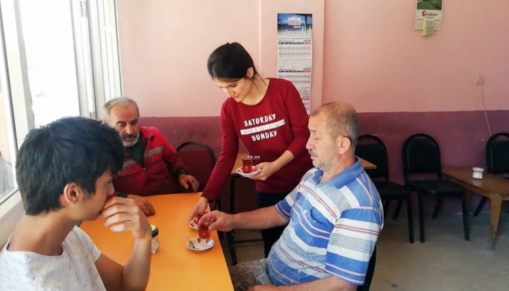 Üniversite Mezunu Ve Kpss 84.’sü Genç Kız, Babasının Çay Ocağında Çaycılık Yapıyor