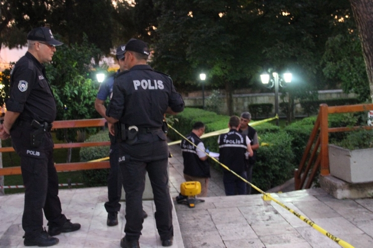 Aydın’da cami avlusundaki umumi tuvaletin bekçisi, paranın 50 kuruş eksik olması nedeniyle kavga ettiği şahsı boğazından bıçaklayarak yaraladı. ile ilgili görsel sonucu