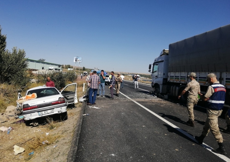 Otomobille Tır Çarpıştı: 3 Ölü, 3 Yaralı