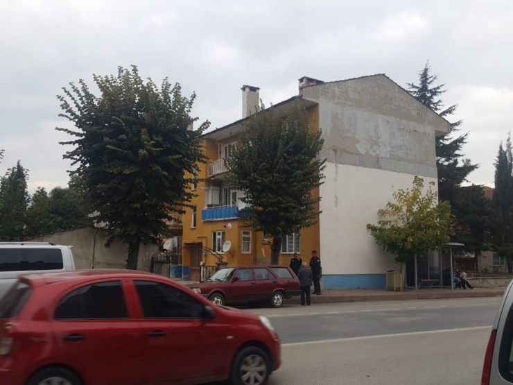 Sokak Ortasında Tartıştığı Bayanı Bıçaklayıp Kaçtı