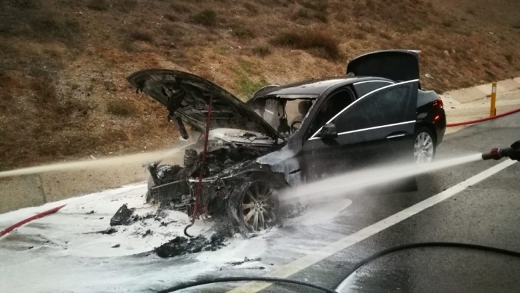 Bursa’da Seyir Halindeki Lüks Araç Alev Alev Yandı