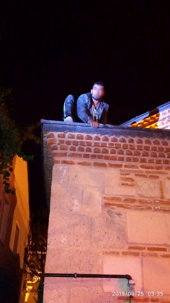 Camideki Kurşun Levhaları Çalmaya Çalışanlara Suçüstü