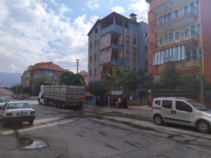 4 Katlı Binanın Çatısından Düşen Adam Hayatını Kaybetti