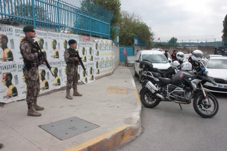 Trafikte Araçta Sigara İçen Sürücü Polise Yakalandı, "Yakmadan Önce De Aklıma Gelmişti" Dedi