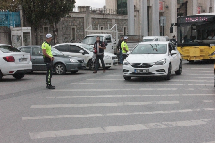 Trafikte Araçta Sigara İçen Sürücü Polise Yakalandı, "Yakmadan Önce De Aklıma Gelmişti" Dedi