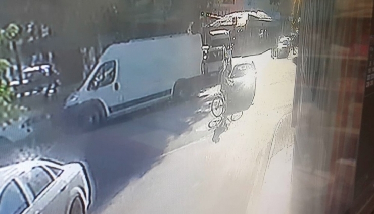 Otomobil Bisikletliye Böyle Çarptı