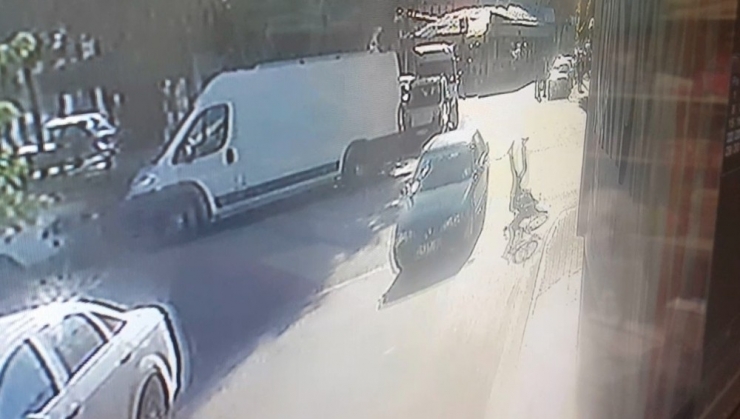 Otomobil Bisikletliye Böyle Çarptı