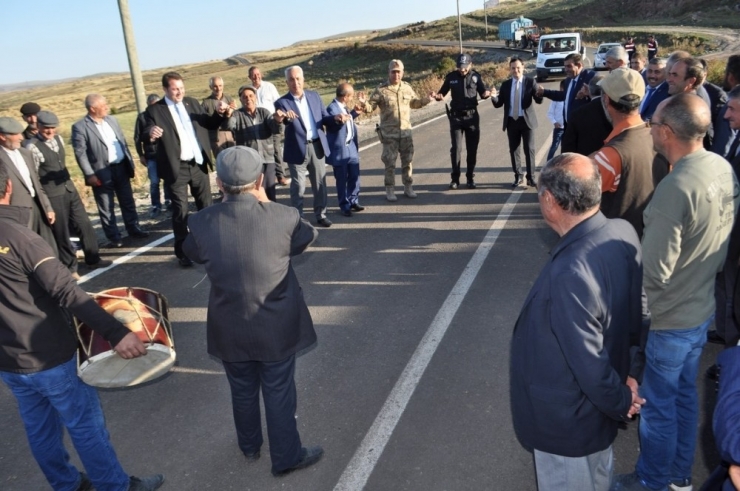 Kars’ta Sıcak Asfalt Köy Yolları Hizmete Tek Tek Giriyor