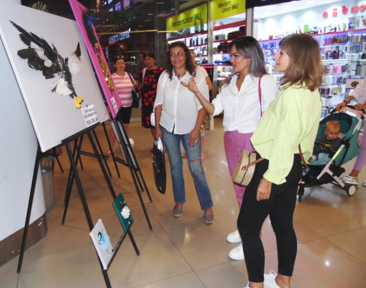 Tatile Geldiği Marmaris’ten Dönemeyen Kazak Sanatçı Sergi Açtı