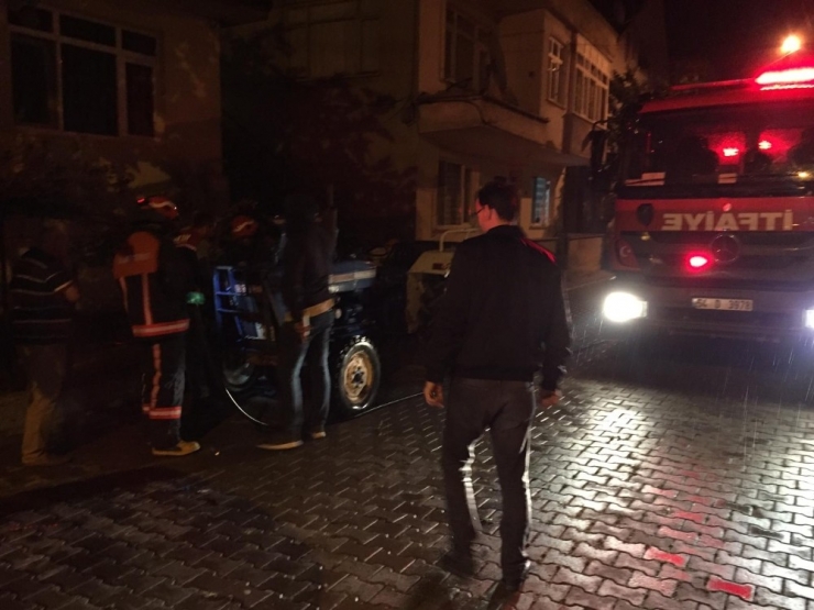 Kontağı Açık Unutulan Traktörün Elektrik Aksamı Alev Aldı