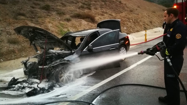 Seyir Halindeki Lüks Araç Küle Döndü