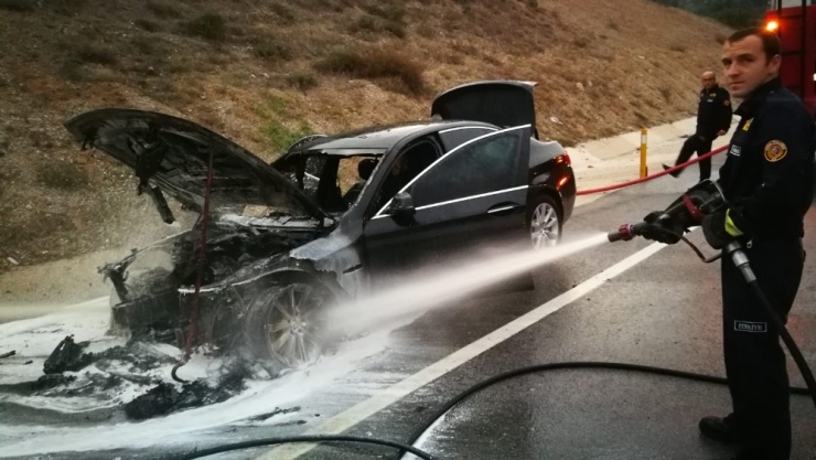 Seyir Halindeki Lüks Araç Küle Döndü