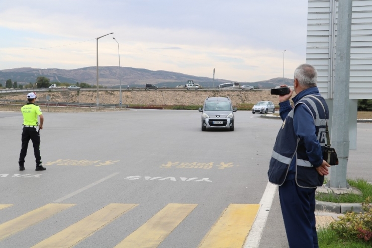 Direksiyon Başında Sigara İçenlere, 153 Tl Para Cezası Uygulandı