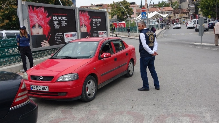 Uşak’ta Araçta Sigara İçen Sürücülere 153’er Lira Ceza Kesildi