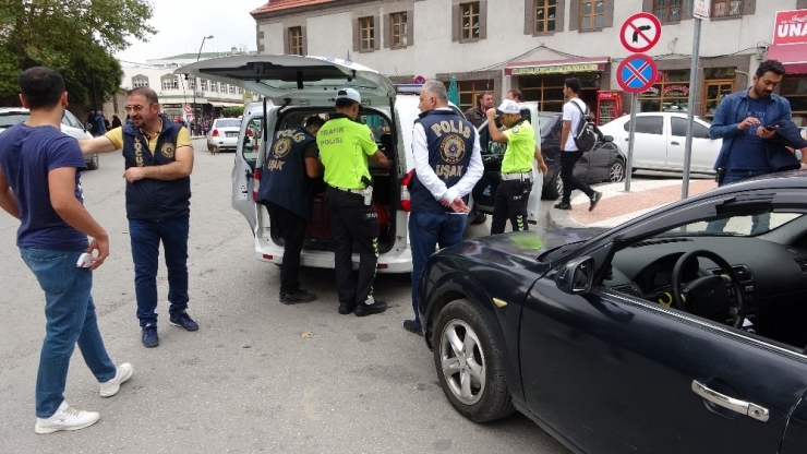 Uşak’ta Araçta Sigara İçen Sürücülere 153’er Lira Ceza Kesildi