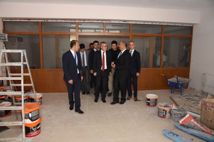 Vali Deniz Okul İnşaatını İnceledi