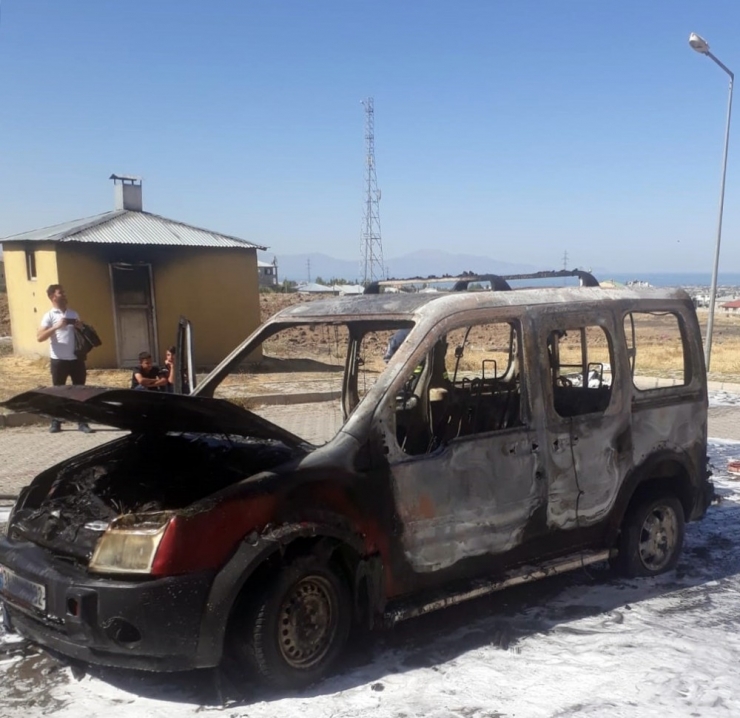 Park Halindeki Araç Alev Alev Yandı