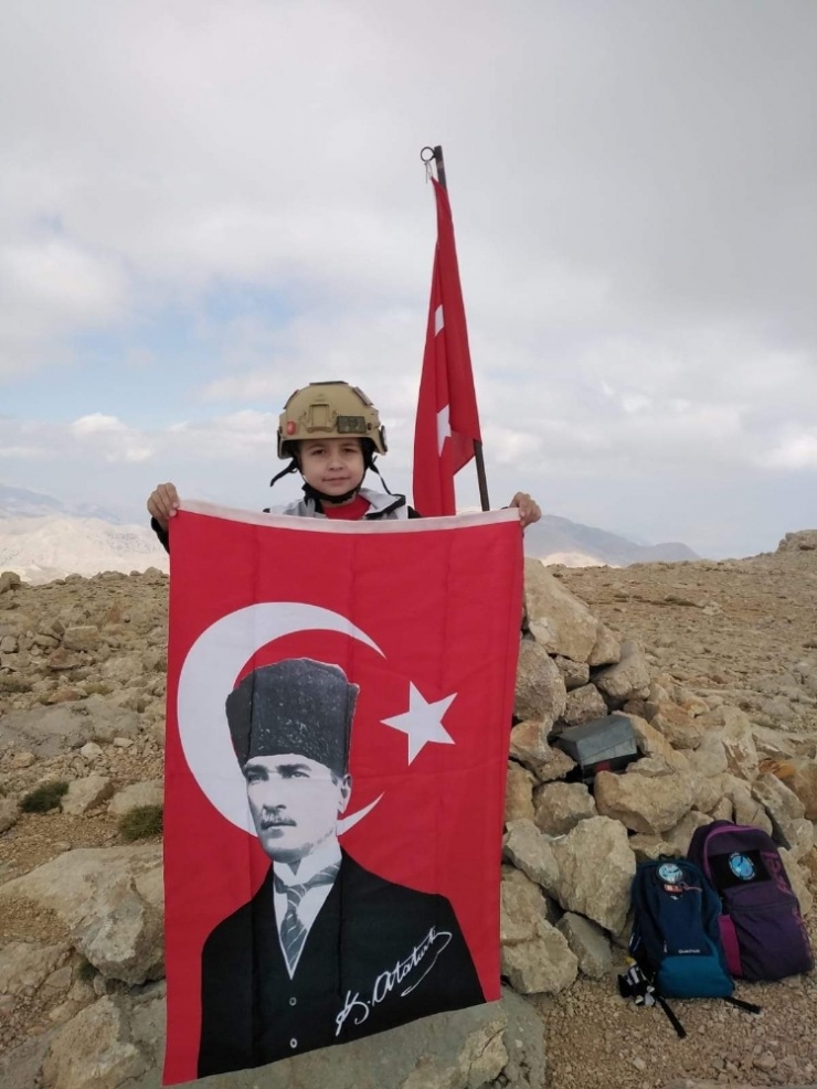 7 Yaşındaki Kartal, 3 Bin Metre Zirvede Türk Bayrağı Açtı
