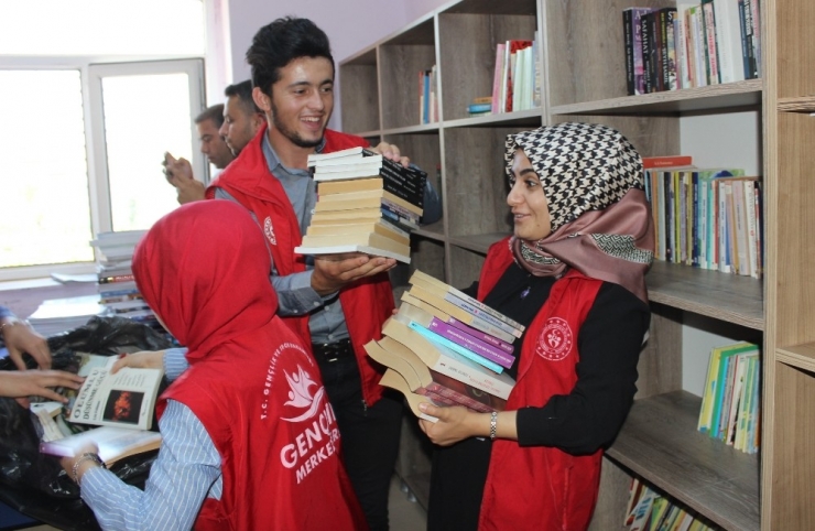 Gençlerin İyilik Ağacı Kitap Açtı