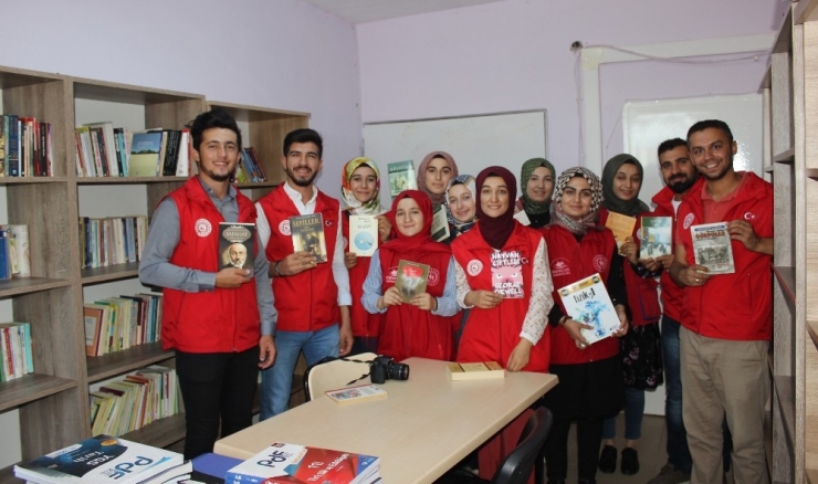 Gençlerin İyilik Ağacı Kitap Açtı