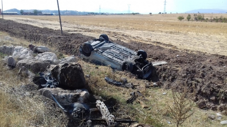 Gölbaşı’nda Hafif Ticari Araç Takla Attı: 2 Yaralı