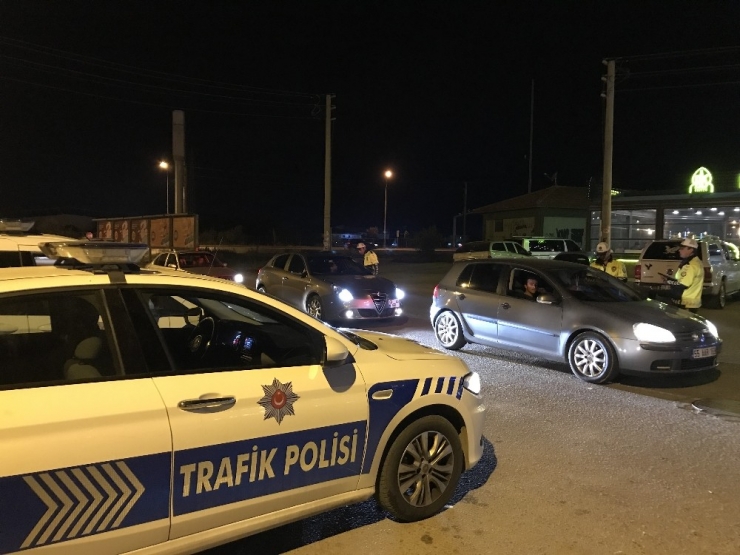 Afyonkarahisar’da Trafik Ekiplerinden Kural İhlali Yapan Sürücülere Ceza