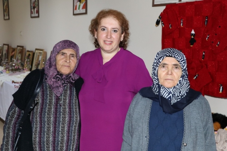 80 Yaşında Öğrenci Oldular, Gençlere Taş Çıkarttılar