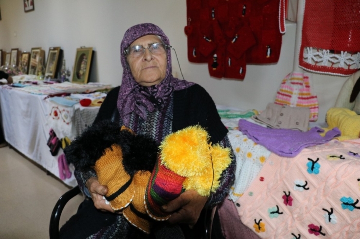 80 Yaşında Öğrenci Oldular, Gençlere Taş Çıkarttılar